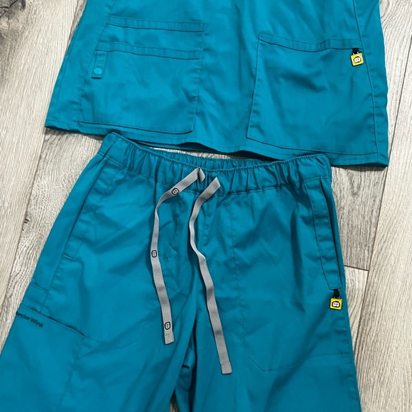 Wonder Wink Teal Scrub Set size XS - Picture 2 of 9